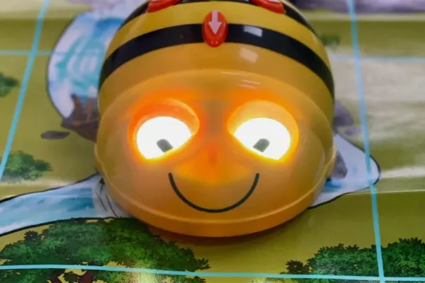 Το beebot με φωτιζόμενα μάτακια